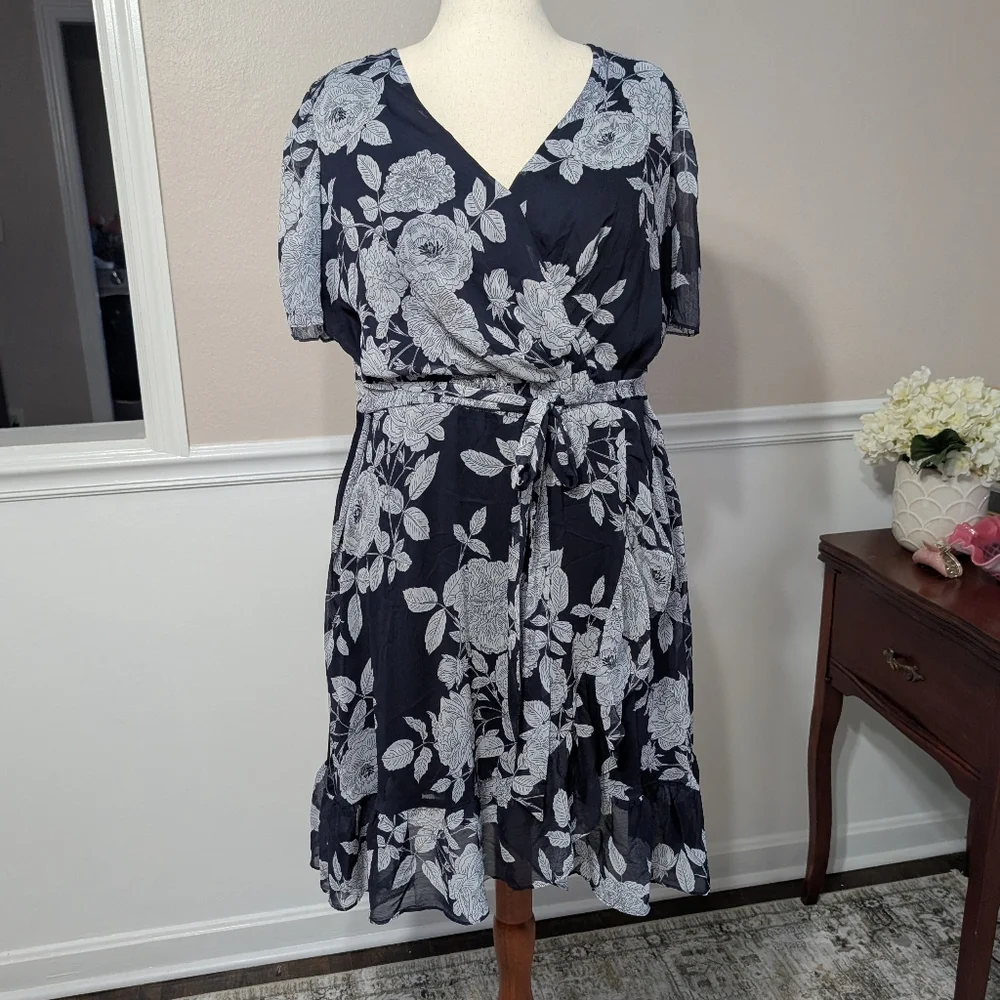 3/$30 London Times Plus Floral Dress - Picture 2 of 11